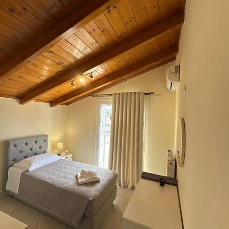 아파트 Meltemi Apts Charming Penthouse 자킨토스 타운